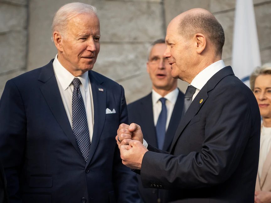 المستشار الألماني أولاف شولتز والرئيس الأميركي جو بايدن قبل بدء اجتماع دول مجموعة السبع في مقر حلف شمال الأطلسي ببروكسل- 24 مارس 2022 - dpa