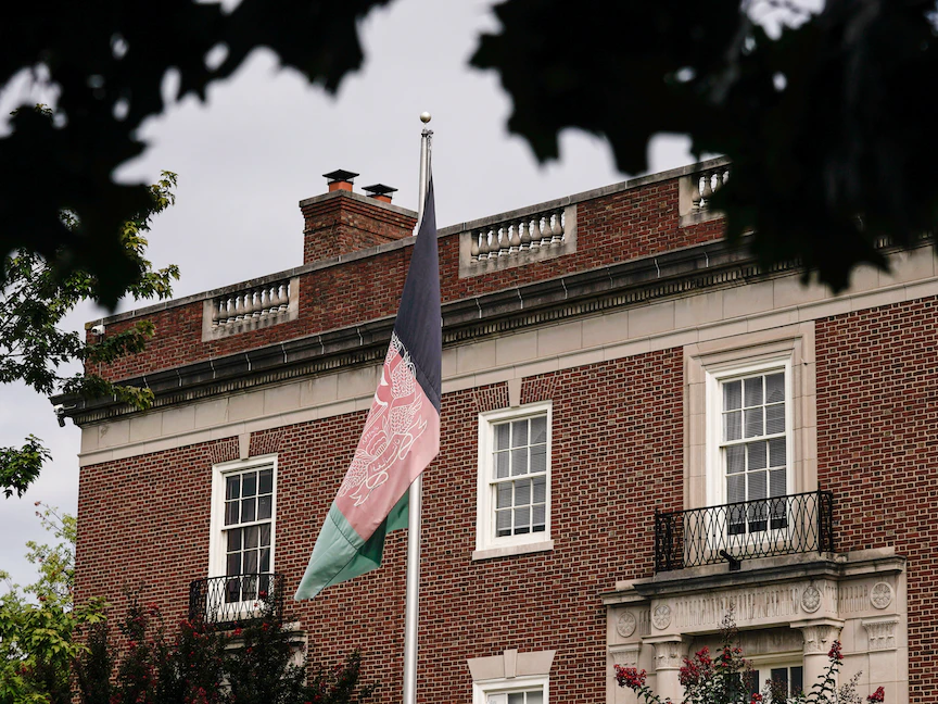 علم أفغانستان أمام السفارة الأفغانية في واشنطن - 15 أغسطس 2021 - REUTERS