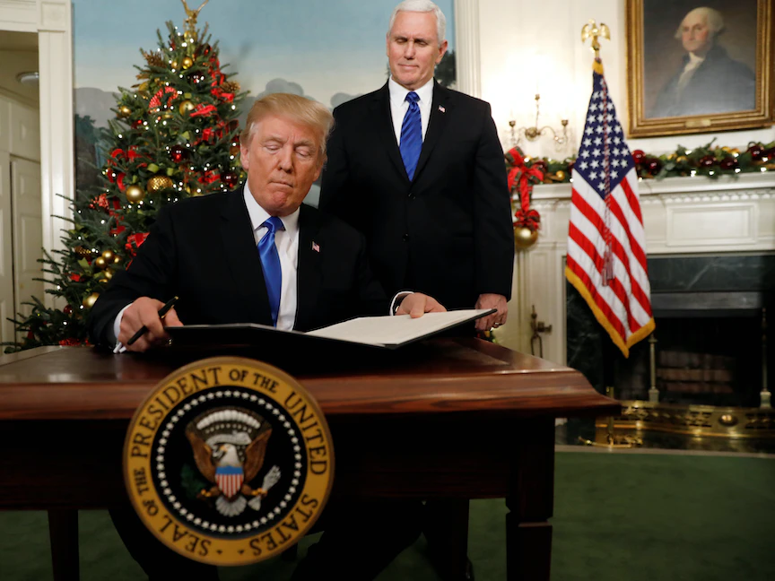 الرئيس الأميركي دونالد ترمب لحظة توقيع قرار نقل السفارة الأميركية في إسرائيل إلى القدس- 06 ديسمبر 2017 - REUTERS