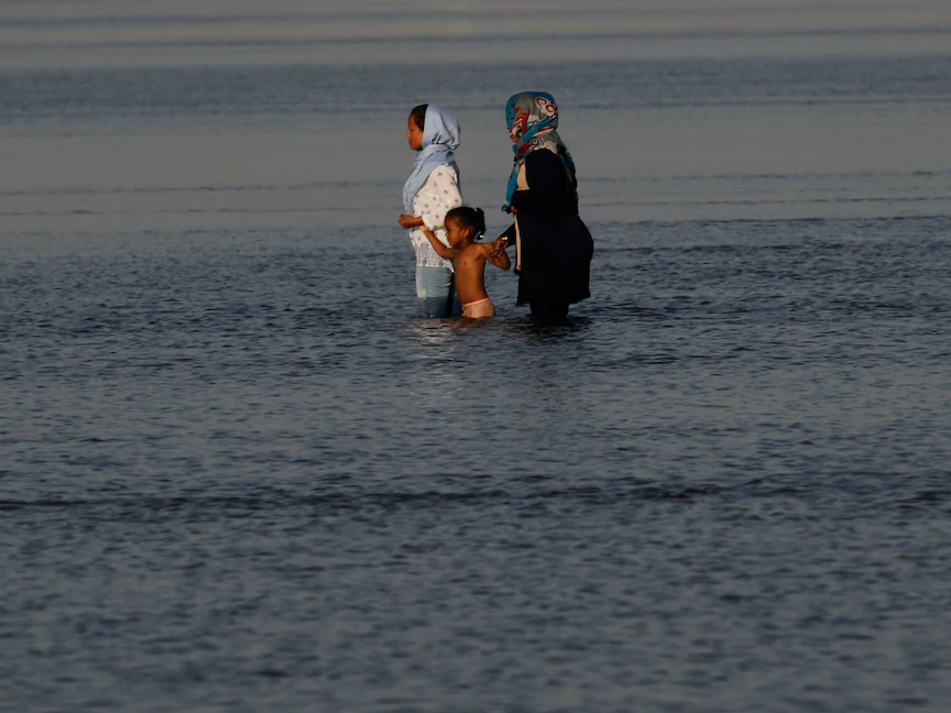 سودانيات في نهر النيل بالعاصمة السودانية الخرطوم - 24 أبريل 2019 - REUTERS
