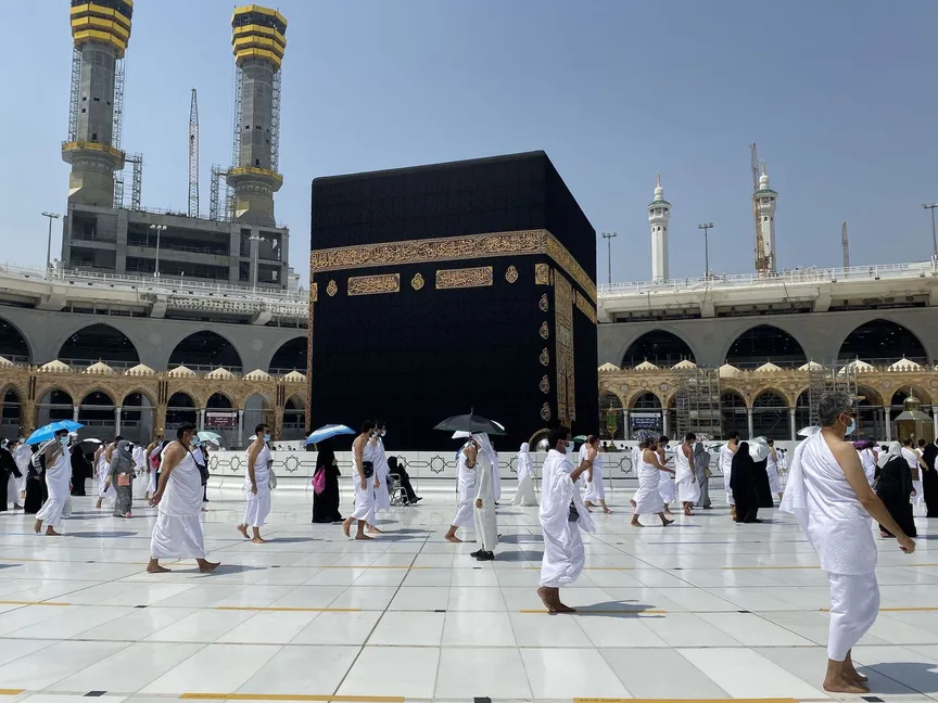 سعوديون ومقيمون يطوفون حول الكعبة المشرفة بعد استئناف أداء العمرة، 4 أكتوبر 2020 - AFP