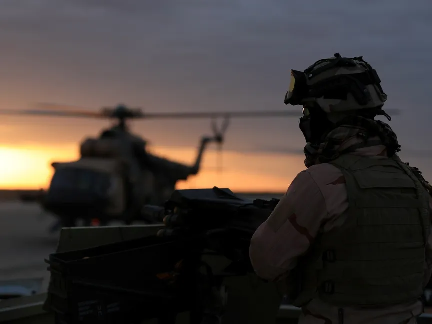 أحد أفراد قوات الأمن العراقية في قاعدة عين الأسد الجوية بمحافظة الأنبار بالعراق. 29 ديسمبر 2019 - REUTERS