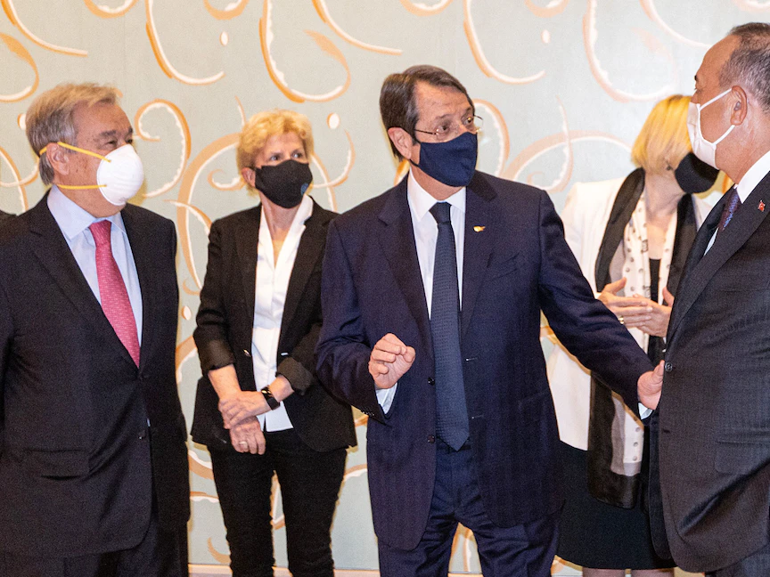 الأمين العام للأمم المتحدة أنطونيو غوتيريش (يساراً) ورئيس قبرص نيكوس أناستاسيادس في الوسط ووزير الخارجية التركي مولود جاويش أوغلو (يميناً) يتحدثون خلال القمة الخماسية غير الرسمية حول قضية قبرص في جنيف بسويسرا. 28 أبريل 2021 - AFP