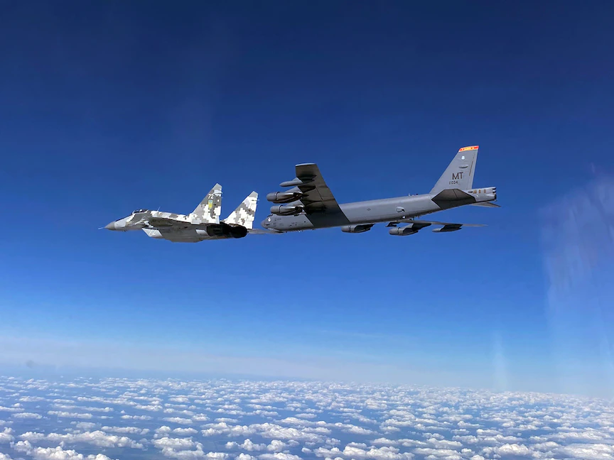 القاذفة الأميركية "بي 52" القادرة على حمل صواريخ نووية، برفقة مقاتلة من طراز "ميج - 29" لسلاح الجو الأوكراني، تحلق في المجال الجوي الأوكراني - 4 سبتمبر 2020 - REUTERS