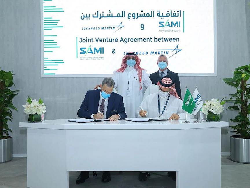 الرئيس التنفيذي للشركة السعودية للصناعات العسكرية SAMI المهندس وليد أبوخالد، ونائب الرئيس الأول في شركة "لوكهيد مارتن للقطاع الدولي" تيموثي كاهيل، يوقعان اتفاقية على هامش معرض ومؤتمر الدفاع الدولي (آيدكس) في مدينة أبوظبي. - وكالة الأنباء السعودية