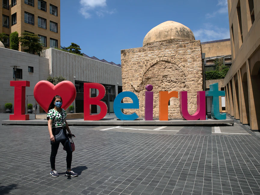 امرأة ترتدي كمامة في وسط بيروت - REUTERS