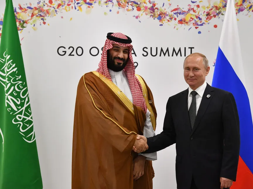 الرئيس الروسي فلاديمير بوتين يصافح ولي العهد السعودي الأمير محمد بن سلمان خلال اجتماع على هامش قمة مجموعة العشرين في أوساكا اليابانية. 29 يونيو 2019 - REUTERS