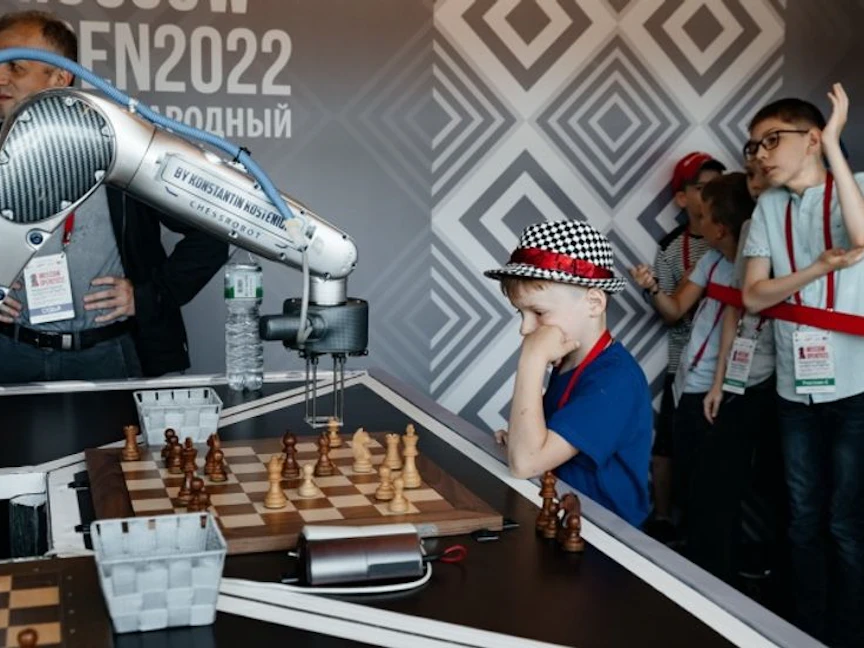 الروبوت الروسي ChessKa يلاعب طفلاً في مباراة شطرنج - TASS