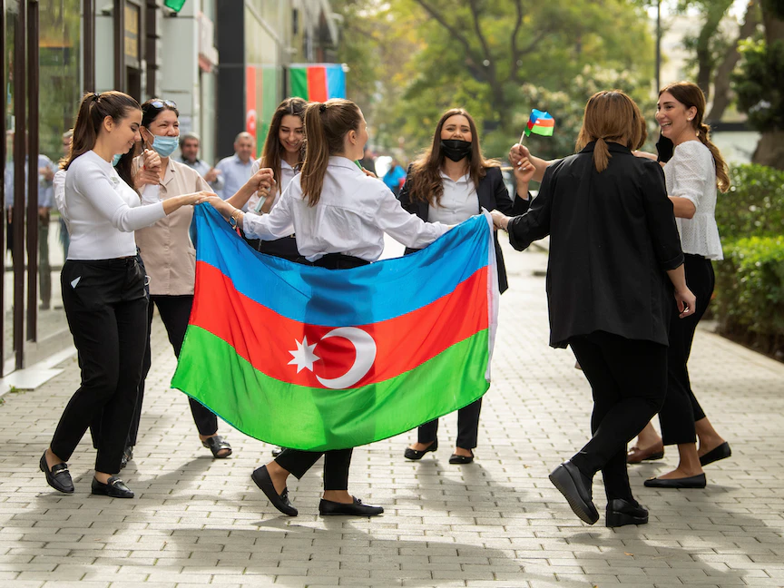 يحتفلن في باكو باتفاق الهدنة في إقليم ناجورنو قره باغ - 10 نوفمبر 2020 - REUTERS