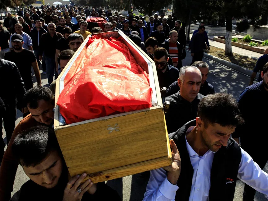 تشييع أحد ضحايا القصف الذي شهدته مدينة كنجه، ثانية أكبر مدن أذربيجان - 17 أكتوبر 2020 - REUTERS