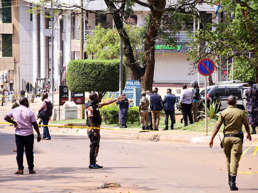 الأمن الأوغندي يطوق منطقة شهدت انفجاراً في العاصمة كمبالا - 16 نوفمبر 2021 - REUTERS