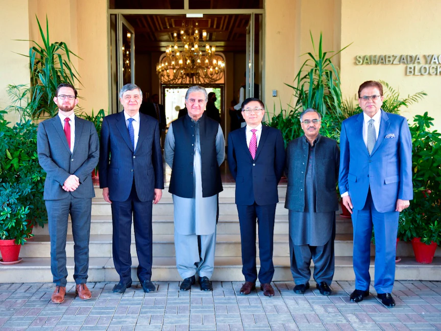 وزير الخارجية الباكستاني شاه محمود قريشي وموفدون من الولايات المتحدة والصين وروسيا قبل اجتماع "ترويكا بلاس" في إسلام أباد - 11 نوفمبر 2021 - REUTERS