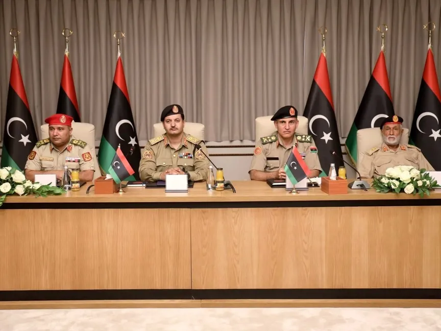 رئيس الأركان العامة للقوات التابعة للقيادة العامة في شرق ليبيا خالد حفتر بجانب رئيس الأركان العامة في المنطقة الغربية صلاح الدين النمروش خلال اجتماع سرت. 12 يوليو 2026 - x/UNSMILibya