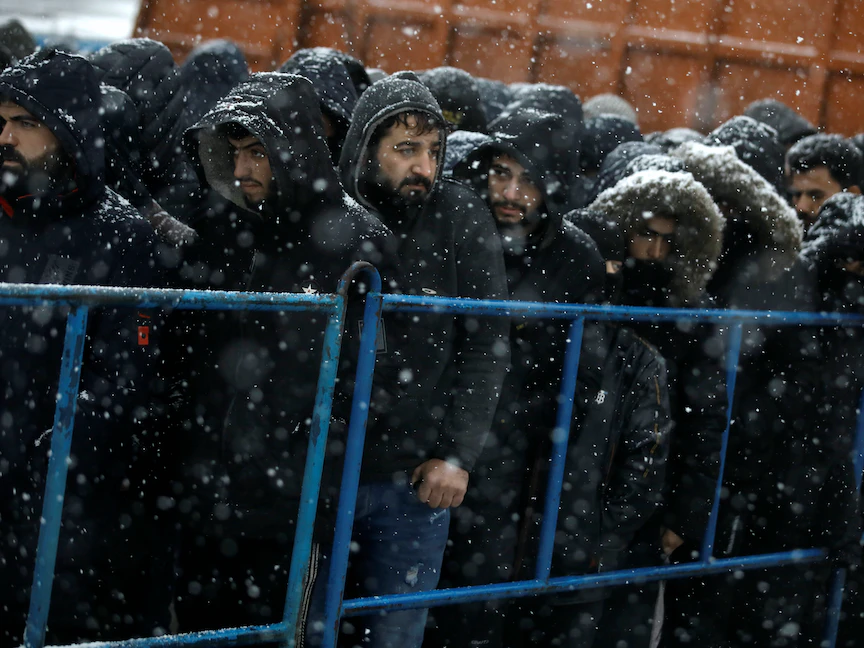 مهاجرون متجمعون أثناء تساقط الثلوج بالقرب من الحدود البيلاروسية البولندية - 23 نوفمبر 2021 - REUTERS