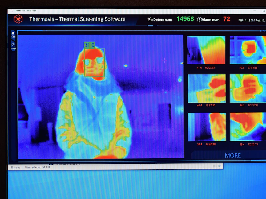 شاشة تعرض صورة التقطتها كاميرا تصوير حراري في مكتب الاستقبال بفندق قرب مطار هيثرو غرب لندن - 10 فبراير 2021 - AFP