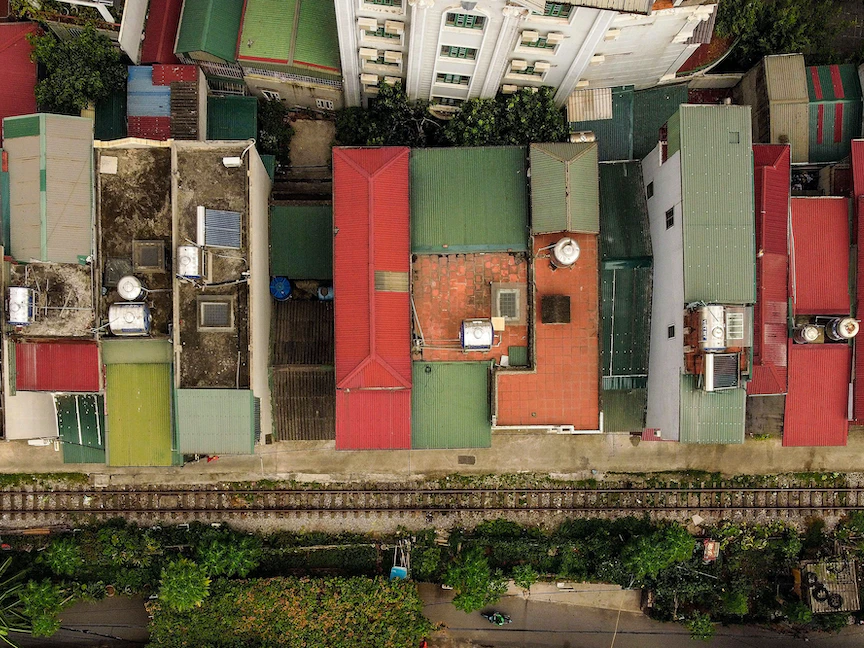 صورة جوية تُظهر منازل سكنية ضيقة في فيتنام تُعرف باسم "نها أونج" أو "منازل الأنبوب" - AFP