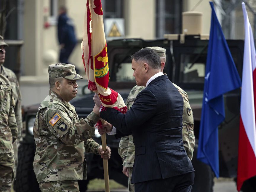 قائد حامية الجيش الأميركي في بولندا العقيد خورخي إم فونسيكا يشارك في حفل افتتاح الحامية العسكرية الأميركية الدائمة بمعسكر كوسيوسكو في بوزنان. 21 مارس 2023 - AFP