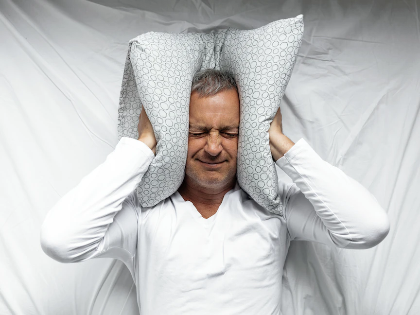 يمكن أن يساعد رفع جانب الرأس في سريرك على ثبات رأسك وحلقك لزيادة تدفق الهواء وتهدئة الشخير - Getty Images