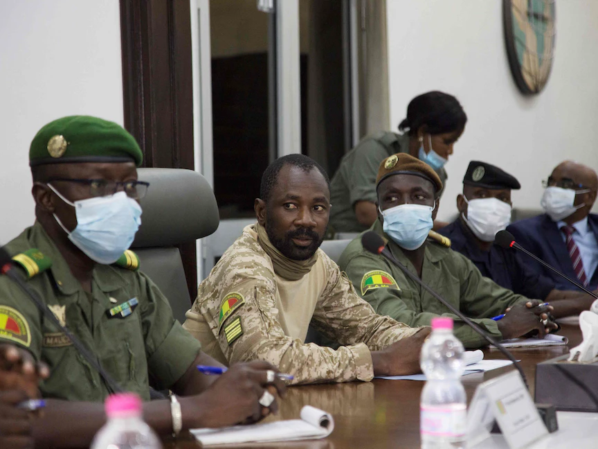 "قائد الانقلاب" في مالي، العقيد أسيمي غويتا يتوسط ضباطاً ماليين - 22 أغسطس 2020 - AFP