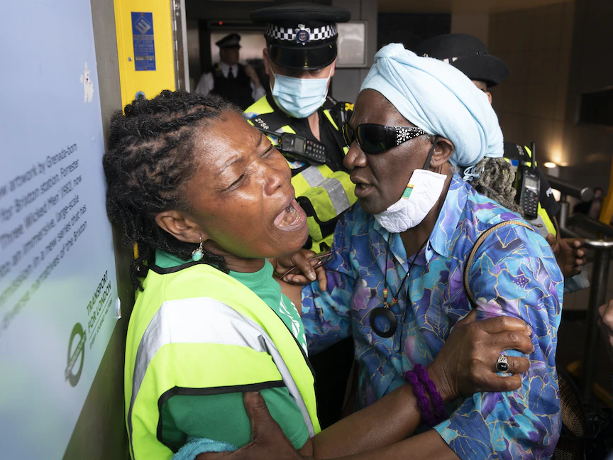 متظاهرة تعاني من نوبة هلع خلال مسيرة احتجاجية في العاصمة البريطانية لندن. 1 أغسطس 2020 - AFP