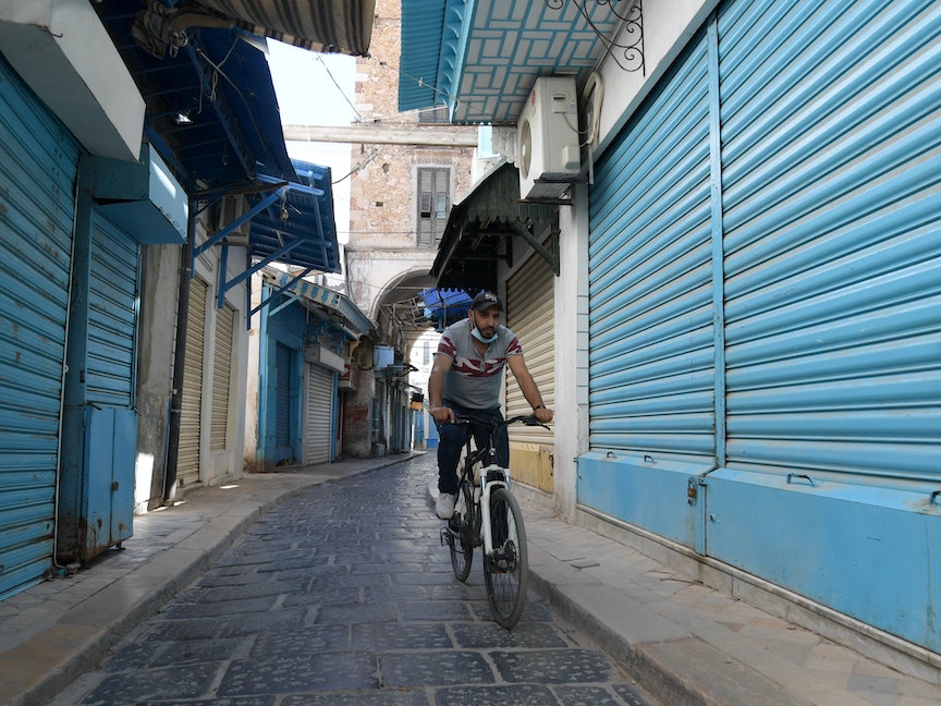 تونس تفرض حظراً ليلاً للتجول وتمنع التجمعات بسبب كورونا