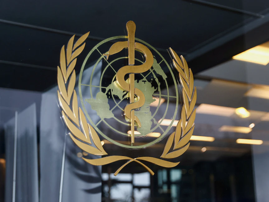 شعار منظمة الصحة العالمية على مدخل مقرها في جنيف بسويسرا - REUTERS