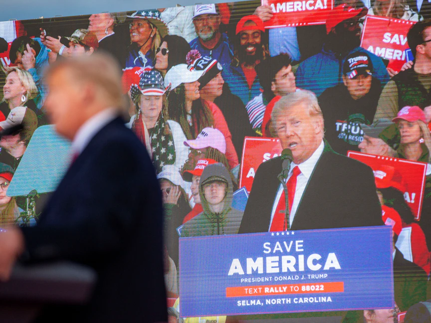 الرئيس الأميركي السابق دونالد ترمب خلال تجمع بمدينة سيلما - REUTERS