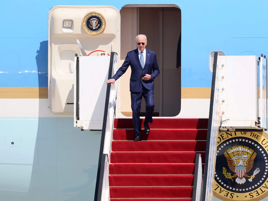 الرئيس الأميركي جو بايدن على سلم الطائرة في مطار بن جوريون في تل أبيب إسرائيل - 13 يوليو 2022 - AFP