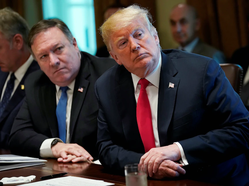الرئيس الأميركي السابق دونالد ترمب ووزير الخارجية الأميركي السابق مايك بومبيو يستمعان خلال اجتماع في البيت الأبيض بواشنطن- 16 أغسطس 2018 - REUTERS