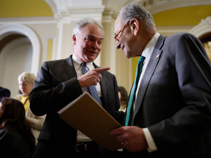 زعيم الأغلبية في مجلس الشيوخ السناتور الديمقراطي تشارلز شومر يتحدث خلال مؤتمر صحافي في الكابيتول بواشنطن. 15 مارس 2023 - AFP
