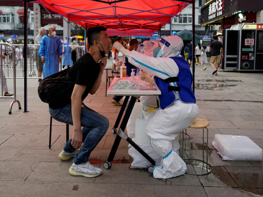 فرق طبية تجري اختبارات الإصابة بفيروس كورونا لأحد الأشخاص في شنجهاي- 12يوليو 2022 - REUTERS