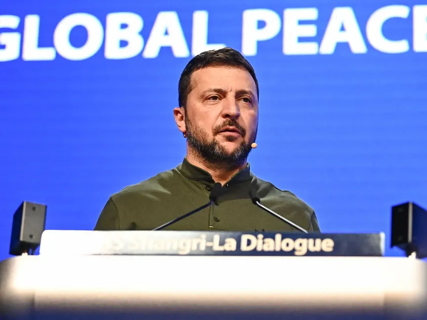 الرئيس الأوكراني فولوديمير زيلينسكي يتحدث خلال قمة "حوار شانجريلا" في سنغافورة. 2 يونيو 2024 - AFP