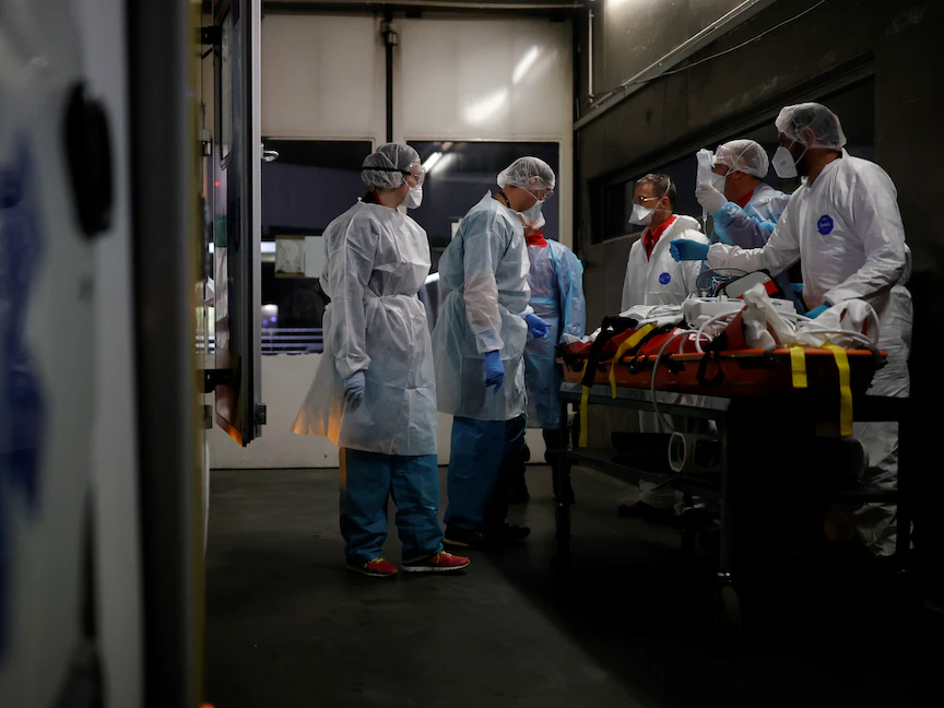 طاقم طبي من مستشفى ستراسبورغ الجامعي ينقل مريضاً مصاباً بفيروس كورونا - فرنسا، 12 نوفمبر 2020 - REUTERS