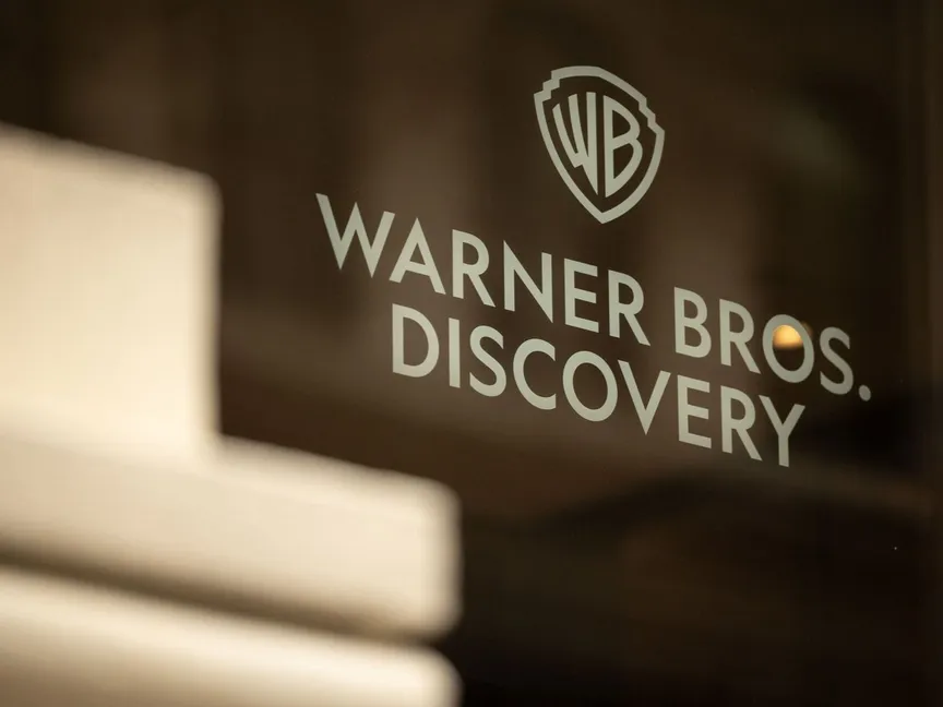 لافتة في مكتب Warner Bros في نيويورك، الولايات المتحدة، 17 فبراير 2024. - Bloomberg