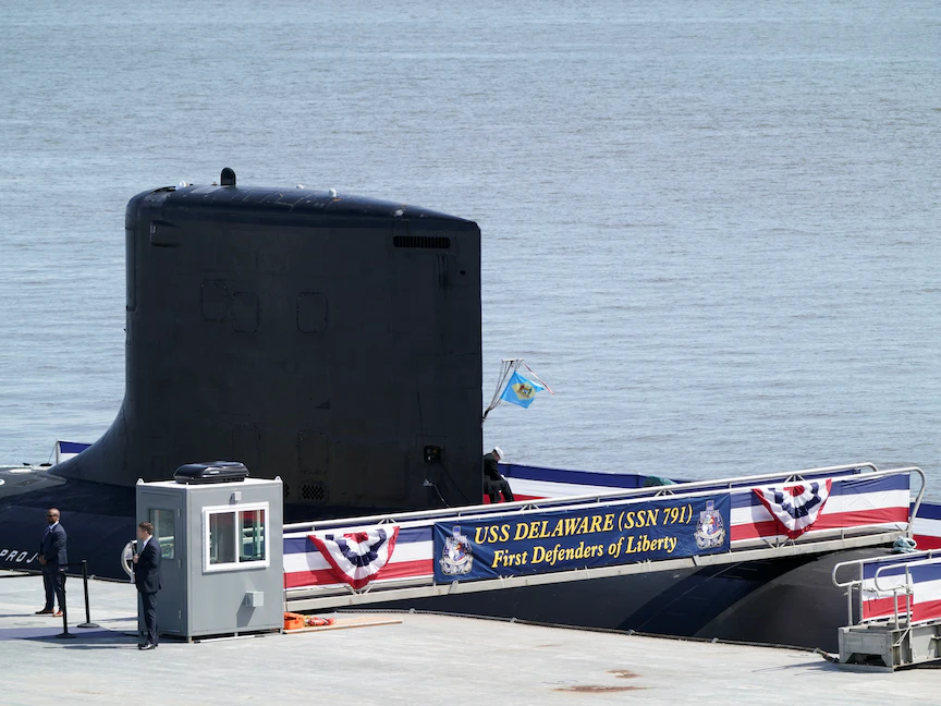 الغواصة النووية "يو إس إس ديلاوير" راسية في ميناء ويلمنجتون خلال حفل حضره الرئيس الأميركي جو بايدن. 2 أبريل 2022 - REUTERS