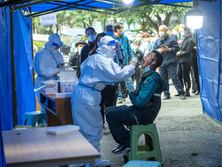 إجراء اختبارات كورونا في أحد المركز الطبية بمدينة تشنجدو الصينية- 3 نوفمبر 2021. - REUTERS