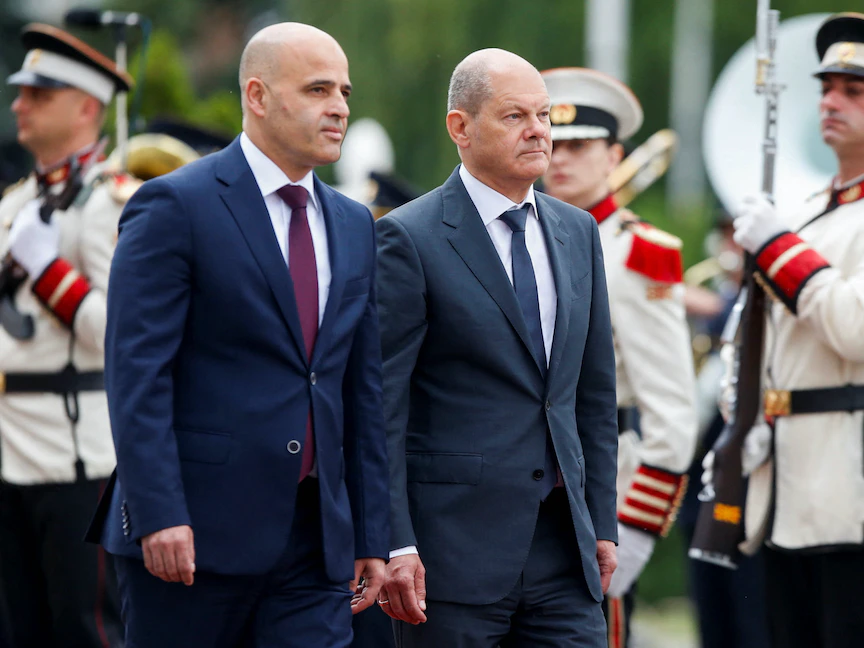 رئيس وزراء مقدونيا الشمالية ديميتار كوفاتشيفسكي يستقبل المستشار الألماني أولاف شولتز في العاصمة سكوبيي- 11 يونيو 2022 - REUTERS