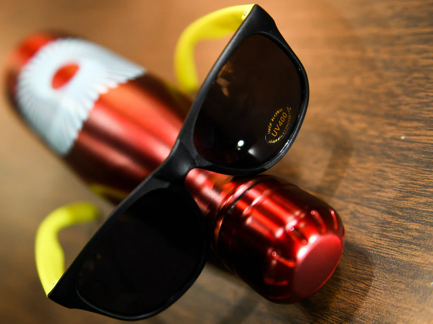 جانب من هدايا غرفة التجارة الأميركية في قمة الأميركيتين في لوي أنجليس والتي كتب عليها "صنع في الصين" - 9 يونيو 2022 - AFP