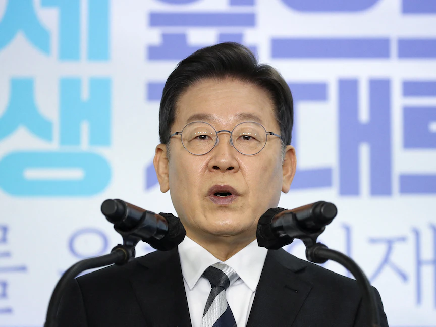 المرشح الرئاسي للحزب الحاكم في كوريا الجنوبية لي جاي ميونج يعقد مؤتمراً بمناسبة العام الجديد. 4 يناير 2022 - REUTERS