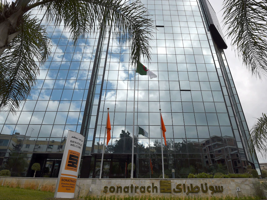 المقر الرئيس لشركة النفط الجزئارية سوناطراك التي تملكها الدولة في العاصمة الجزائرية - AFP