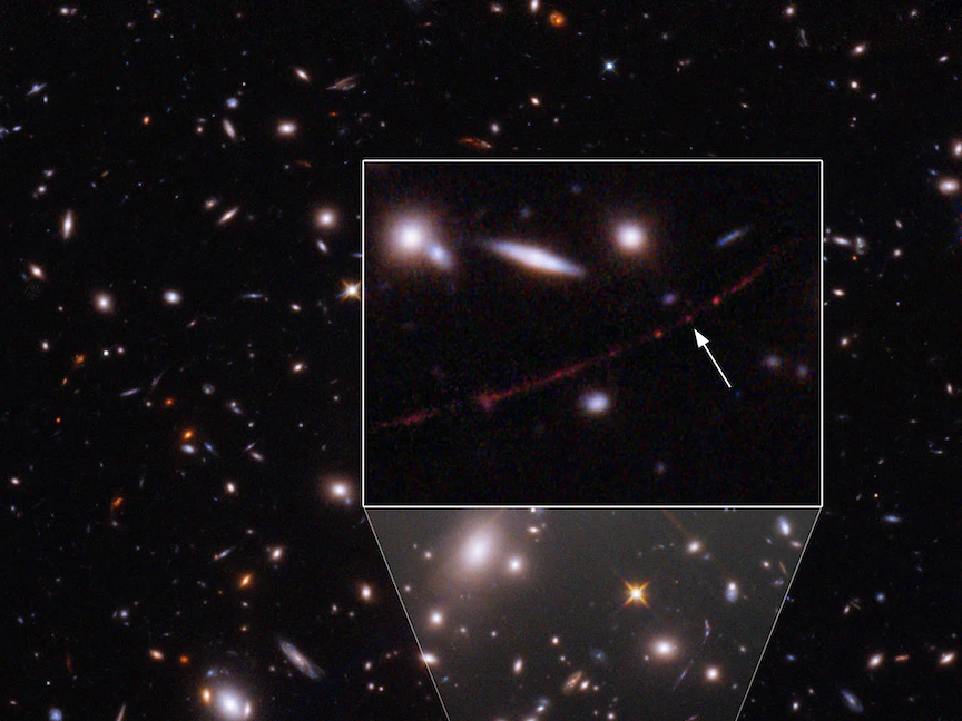 صورة تظهر النجم "Earendel" (السهم) تم التقاطها بواسطة التلسكوب "هابل" الفضائي التابع لوكالة الفضاء الأميركية "ناسا" ووكالة الفضاء الأوروبية - 30 مارس 2022. - AFP