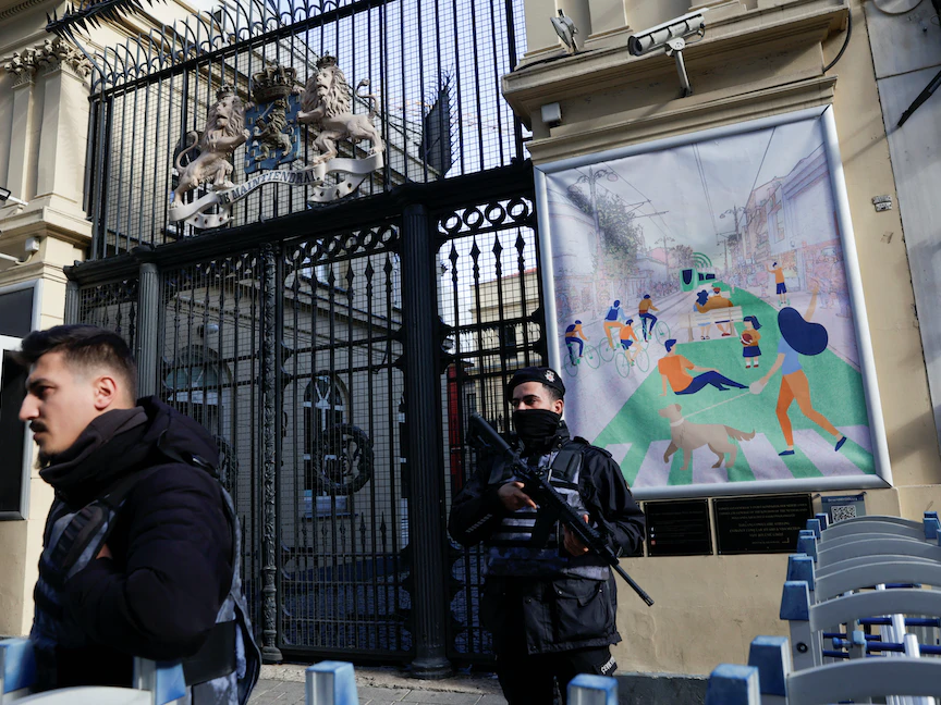 عناصر من الأمن التركي يحرسون مقر القنصلية الهولندية في إسطنبول. 1 فبراير 2023 - REUTERS