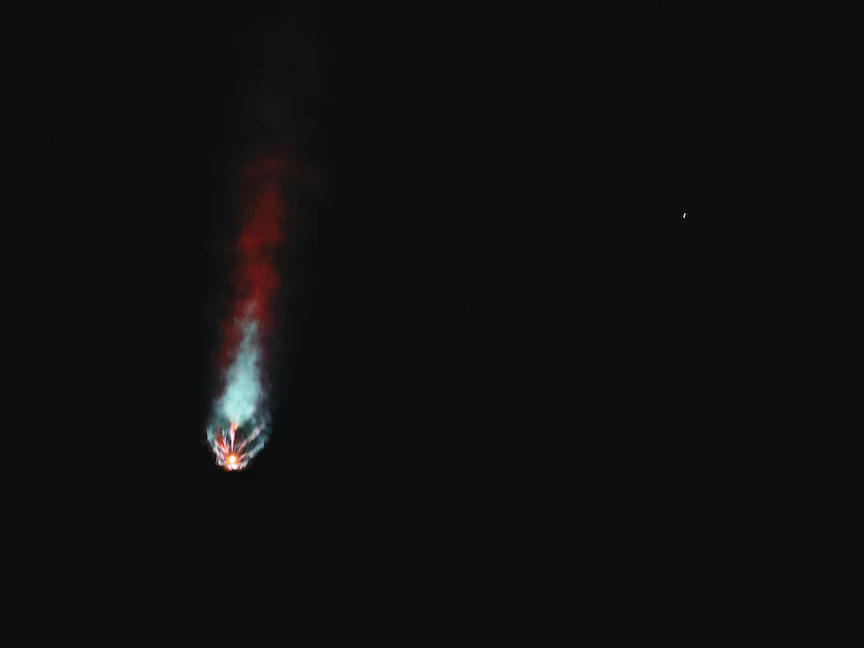 صاروخ من طراز "SpaceX Falcon 9" بالقرب من نجم بعد انطلاقه من مجمع الإطلاق "39A" في مركز كينيدي للفضاء في فلوريدا في 23 أبريل 2021 - AFP