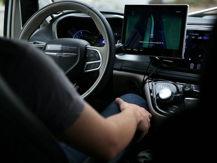 شخص يختبر نظام "وايمو" للقيادة الذاتية - REUTERS