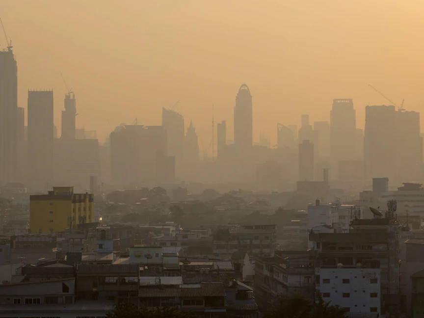مبان ٍ سكنية مغطاة بالضباب الدخاني فوق بانكوك. 27 يناير 2023 - AFP