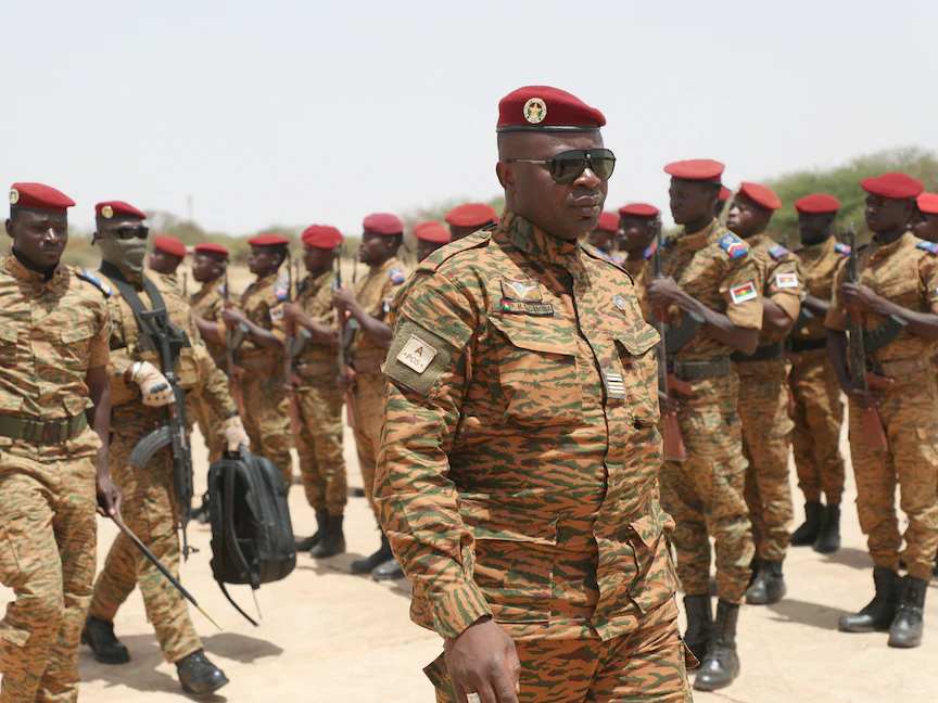 جنود يستقبلون رئيس بوركينا فاسو بول هنري داميبا لدى وصوله مطار "دوري" - 15 يونيو 2022. - REUTERS