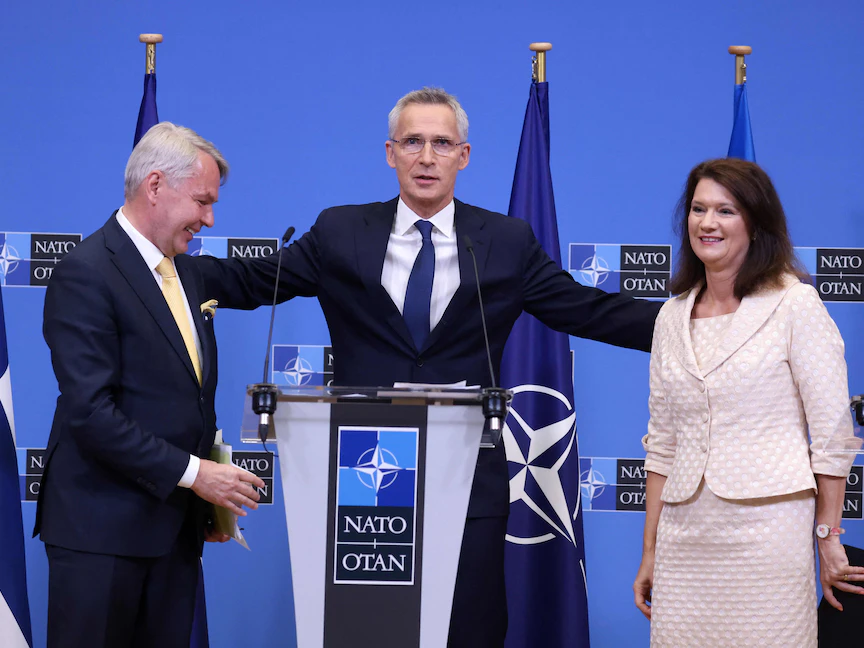 الأمين العام لحلف شمال الأطلسي (ناتو) ينس ستولتنبرج يتوسط وزيرة الخارجية السويدية آن ليند ونظيرها الفنلندي بيكا هافيستو أثناء إعلان إطلاق إجراءات المصادقة على عضوية السويد وفنلندا بالحلف - بروكسل - 5 يوليو 2022 - AFP