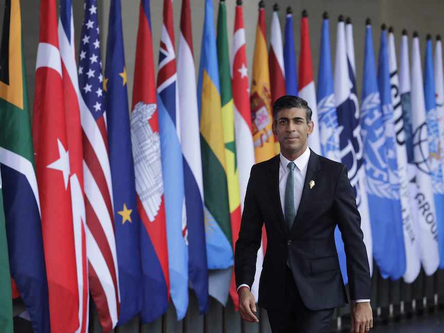 رئيس الوزراء البريطاني ريشي سوناك يصل لحضور قمة قادة مجموعة العشرين في نوسا دوا بإندونيسيا. 15 نوفمبر 2022 - AFP