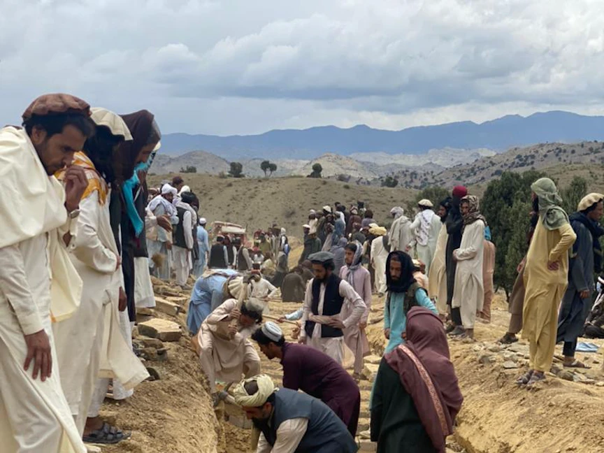 تجهيز مقبرة جماعية لضحايا الزلزال في أفغانستان - 23 يونيو 2022 - twitter/alemara_ar