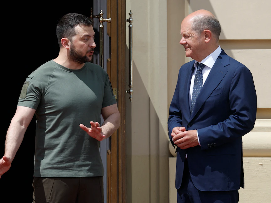 الرئيس الأوكراني فولوديمير زيلينسكي يتحدث مع المستشار الألماني أولاف شولتز خارج قصر ماريينسكي في كييف بأوكرانيا. 16 يونيو 2022 - REUTERS